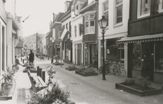 861943 Gezicht in de Willemstraat in Wijk C te Utrecht naar het noorden; er hangen vlaggen uit ter viering van ...